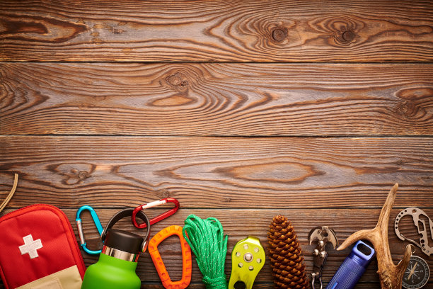 旅行物品徒步旅行的木制背景图片下载