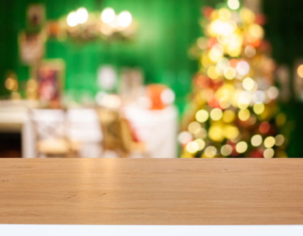 空的桌子空间和以圣诞树为背景的房间图片下载