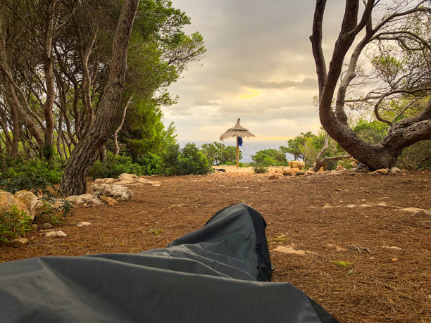 早晨在睡袋里，日落。户外。图片下载