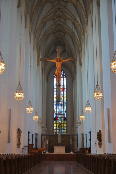 慕尼黑(München)，德国巴伐利亚(拜仁)，德国(Deutschland)，圣母大教堂的祭坛和巨大的十字架图片下载