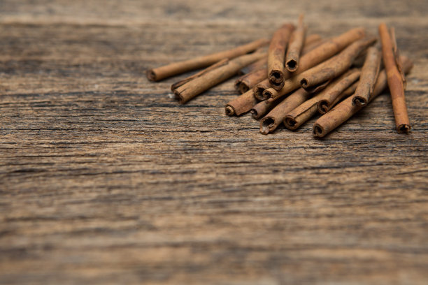 选择焦点肉桂在木材背景和复制空间图片下载
