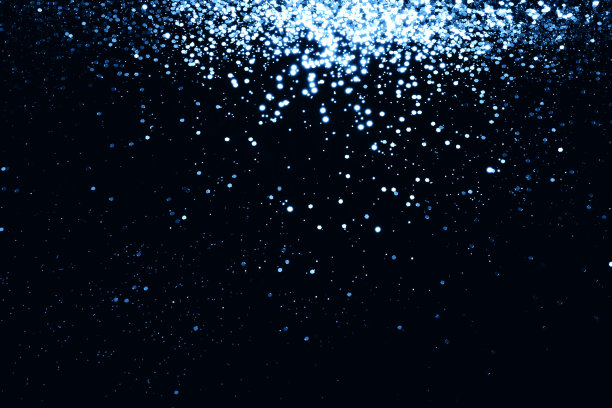 黑色背景上的蓝色抽象散景。图片下载