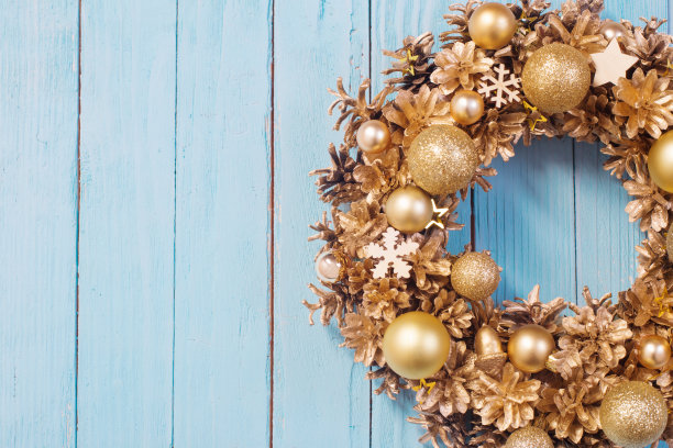 在旧的蓝色木制背景上的圣诞花环图片下载