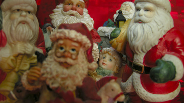 小女孩雕像被多个圣诞老人雕像吞没。图片下载