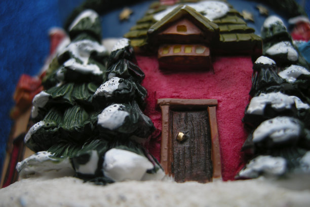 微型房子的特写，来自圣诞装饰品。图片下载