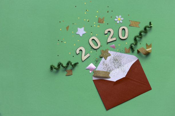 开封“2020年新年快乐”红包，以钻石粉、彩带和星星为绿色背景，“新年快乐”为送出幸福的理念图片下载