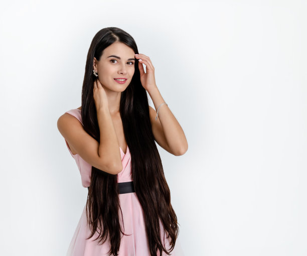 穿着粉红色裙子的黑色长发女孩图片下载