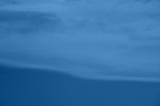 在绿松石水里航行的双体船。从上面的观点图片下载