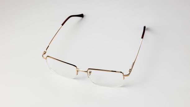 金色眼镜在白色背景孤立图片下载