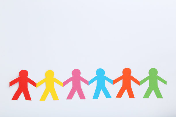 彩色的纸链人在白色的背景图片下载