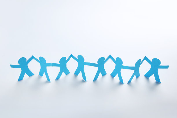 纸把人链在白色的背景上图片下载