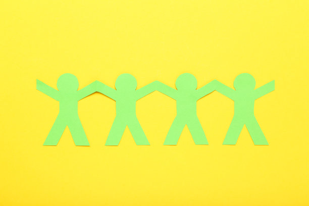 纸链人在黄色的背景图片下载