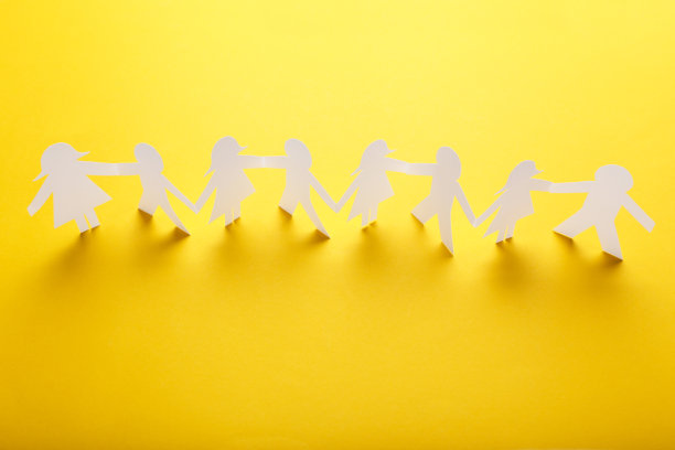 纸链人在黄色的背景图片下载