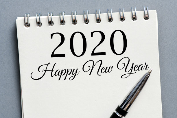 2020年新年祝福语写在笔记本上。高分辨率照片，俯视图。图片下载