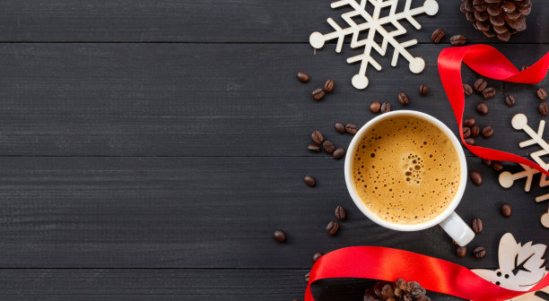 在黑色的木头上喝一杯热咖啡。俯视图图片下载