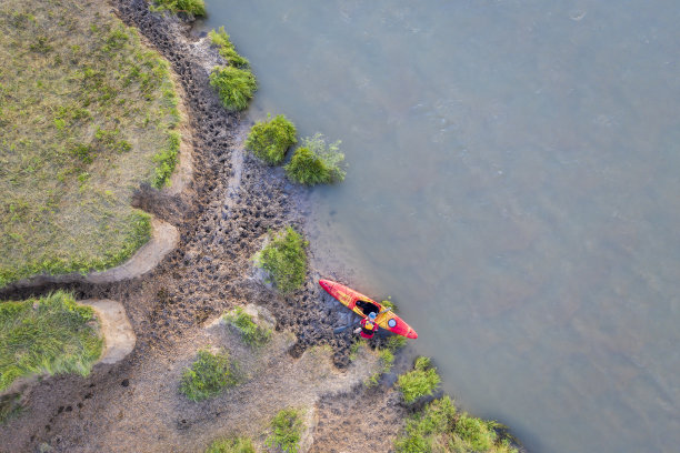 在迪默尔河泥泞岸边的皮划艇图片下载