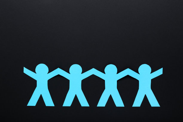 纸链人在黑色的背景图片下载