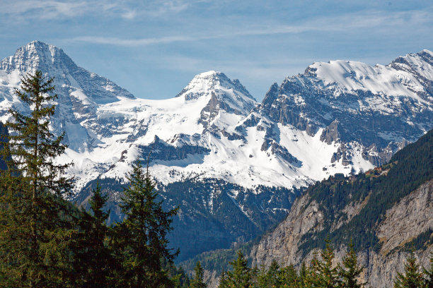 从瑞士的Lauterbrunnen看瑞士的阿尔卑斯山。图片下载