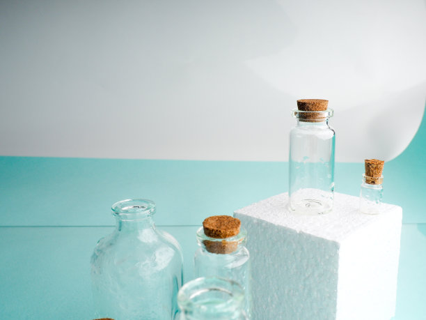 很少有透明的瓶子，喷水。空的玻璃瓶。图片下载