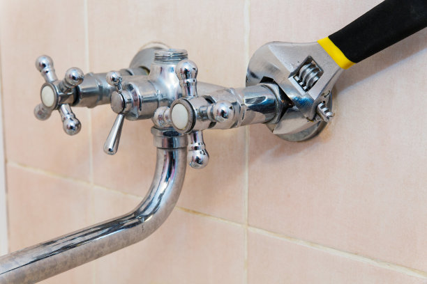 浴室内搅拌机的修理和更换的概念。浴室里的老式水龙头。图片下载