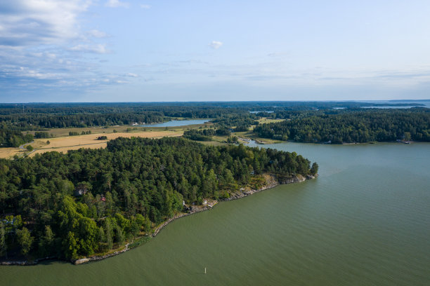 鲁沙罗岛鸟瞰图。土。芬兰。北欧自然景观。无人机从上面拍摄的照片。图片下载