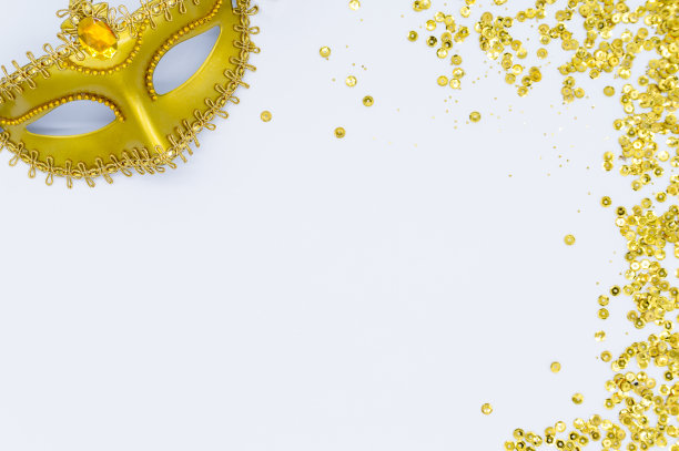 嘉年华金色面具与五彩纸屑在白色的背景。创意新年，喜庆构图平添。圣诞背景，平躺，俯视图，拷贝空间。图片下载
