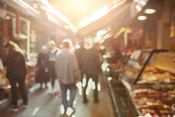 用彩色的散景和阳光抽象的背景模糊了在当地街头市场购物的人们。复制旅行空间和商业概念。复古色调滤色风格图片下载