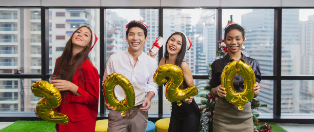 群体的多样性，国籍的朋友或同事持有数字2020新年的概念图片下载