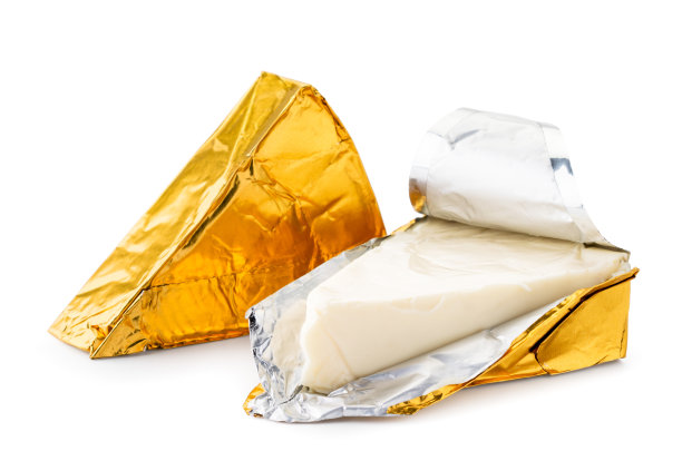 奶酪三角在锡箔拆包装特写上的一个白色。孤立的图片下载