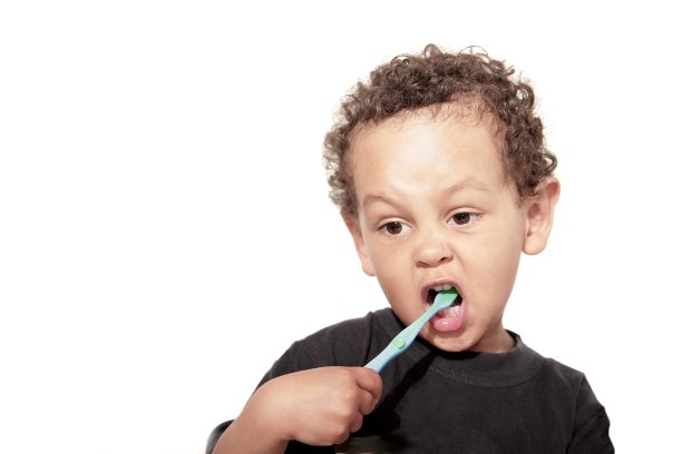 男孩用电动牙刷刷牙的照片图片下载