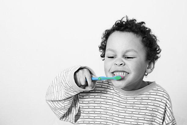 男孩用电动牙刷刷牙的照片图片下载