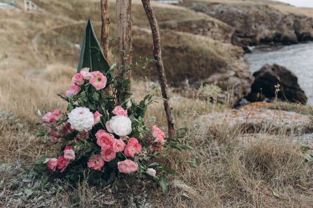 用白色和粉色花朵装饰的婚礼拱门碎片。图片下载