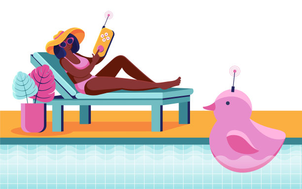 一个年轻女子正在游泳池旁边的躺椅上休息，玩着无线电控制的玩具。游泳池的遥控玩具。粉红色的橡皮鸭在水池里。夏季。游泳玩具图片下载