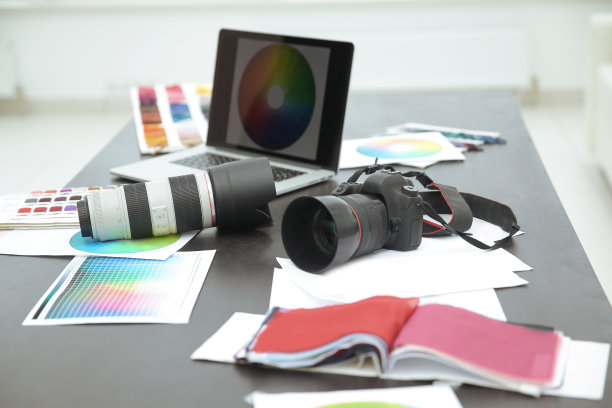 特写镜头。相机和草图放在设计师的书桌上图片下载