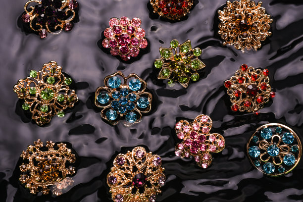 许多胸针在水的背景上游动图片下载