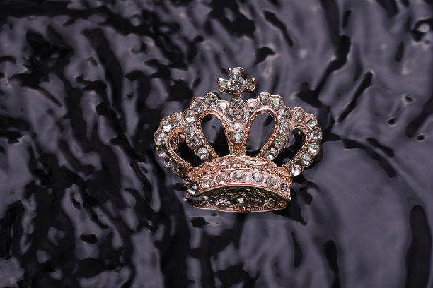 胸针金冠在水中图片下载