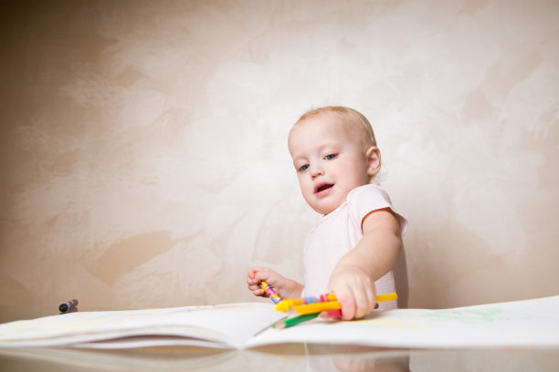 小女孩把一束铅笔放在速写本上图片下载