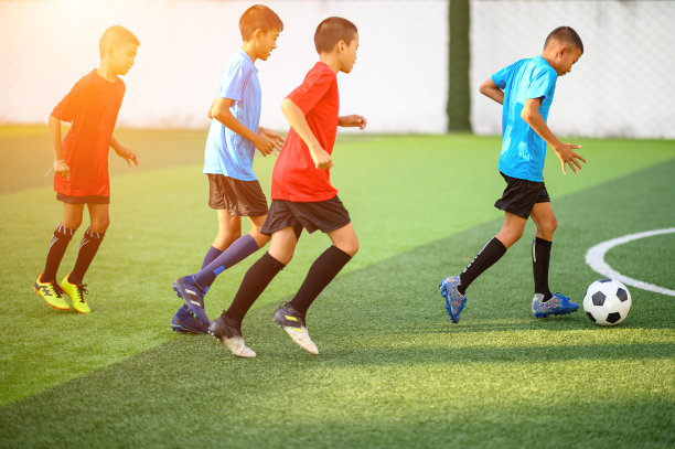 男孩们在足球练习场上踢足球图片下载