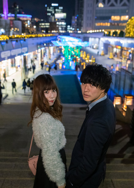 一对年轻夫妇在圣诞之夜去购物图片下载