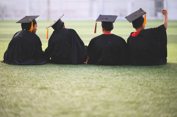 一群男孩在学校的毕业典礼上兴高采烈。图片下载