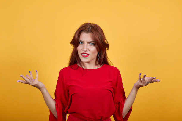 漂亮女人握着她的手，做着困惑的手势。图片下载