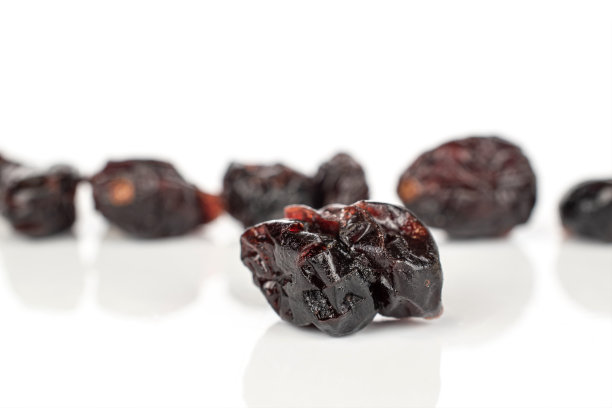 分离于白色上的干越橘图片下载