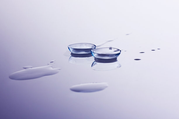 蓝色背景上有隐形眼镜和水滴图片下载