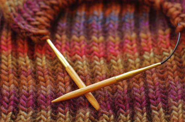 彩色编织工作。针织针罗纹针迹图案。罗纹织围巾图片下载