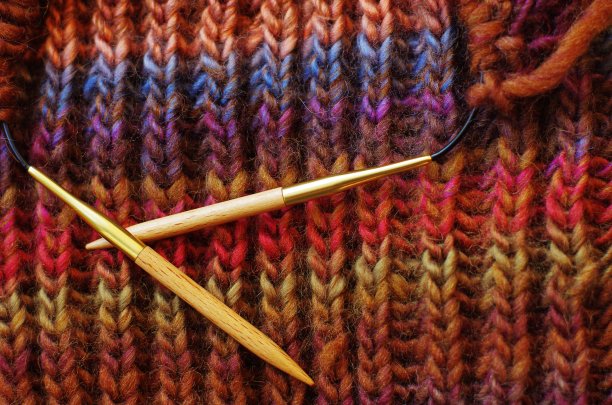 彩色编织工作。针织针罗纹针迹图案。罗纹织围巾图片下载