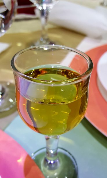 马其顿普雷斯帕湖的烤鲤鱼和鱼子汉堡图片下载