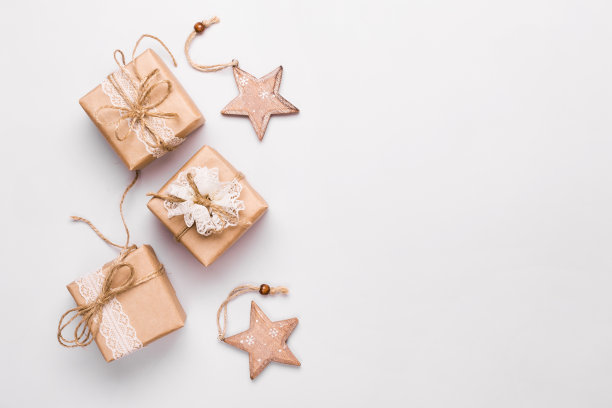 圣诞礼物装饰天然材料和木制星形小玩意。“零浪费”的圣诞节图片下载