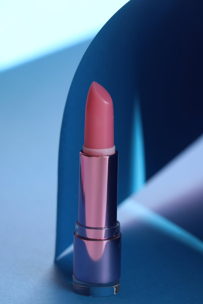 美丽的趋势，蓝色的背景卷纸和粉红色的口红。时尚的概念。蓝色和粉红色的。2020年的概念。图片下载