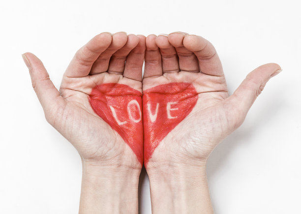 白色背景上画在手上的心。图片下载