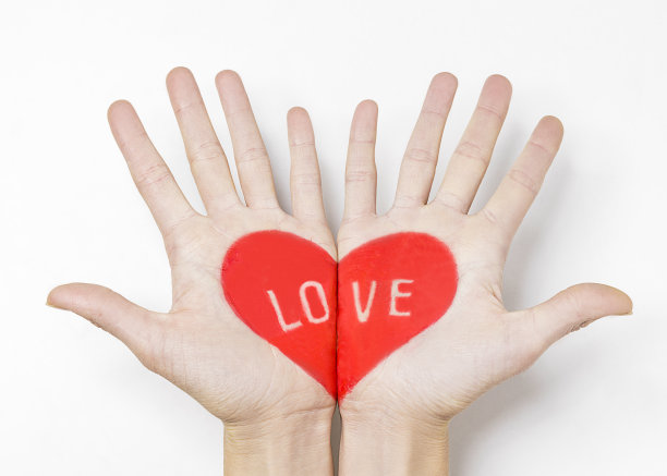 白色背景上画在手上的心。图片下载